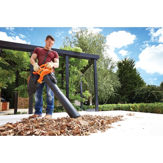 BLACKDECKER GW2500 leaf blower and vacuum used outdoors on dry leaves with shoulder bag attachment