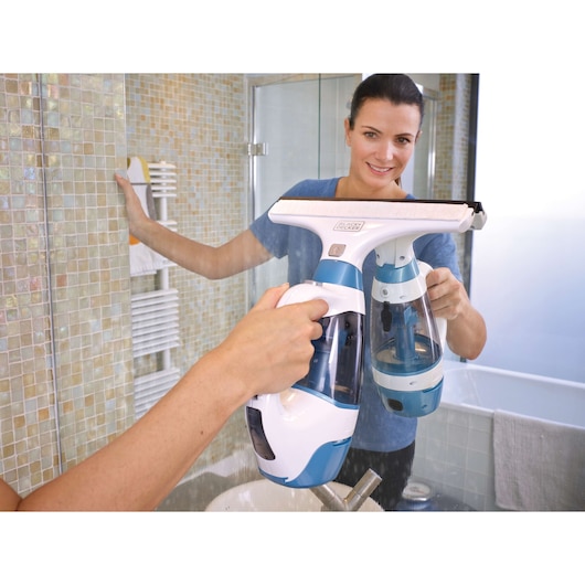 Photo of BLACKDECKER WW100 window vacuum cleaner in use on bathroom mirror.